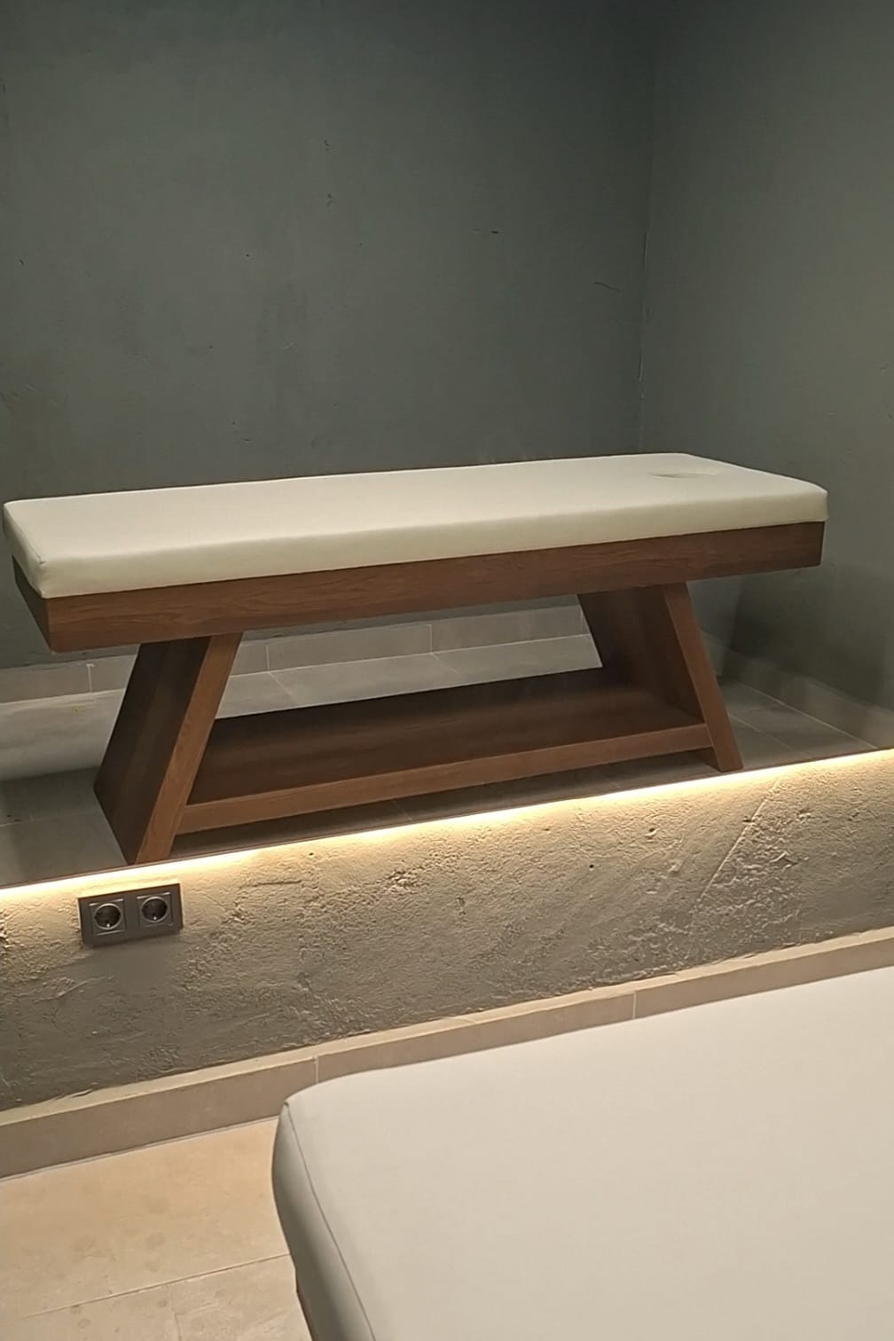 Alt Raflı Profesyonel Masaj Yatağı ve Spa Sedyesi